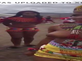 Gros seins sud africain filles singing et danse seins nus