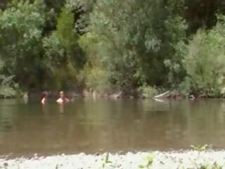 Naturist בוגר זוג ב ה river, חופשי xxx וידאו f3