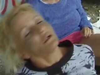 Un grupo de sexualmente despertado alemana señoras consiguiendo follada por algunos duro manhood al aire libre